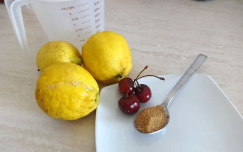 Jarras de limonada en la fiesta al aire libre de verano